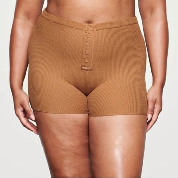 SKIMS Waffle Shorts in Camel - Picture 6 of 7